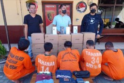 Ratusan Handphone Senilai 1,5 Miliyar Digelapkan Lima Pria