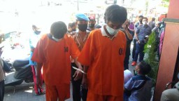 Jual HP isinya Potongan Asbes, Dua Pria Ditangkap Polisi