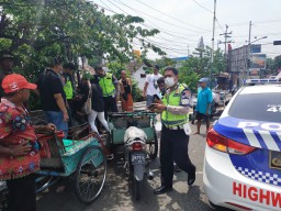 Tukang Becak di Kediri Gagalkan Aksi Bunuh Diri