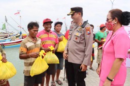 Polisi Bagi Sembako Disangka Merazia