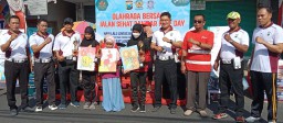 Bansos dan Jalan Sehat Car Free Day di HUT Lantas Pamekasan