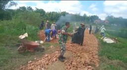Babinsa 0826-11 Batumarmar Karya Bhakti Bangun Jalan Dusun