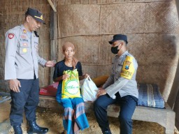 Janda Tua Sasaran Polisi dalam Jumat Berkah