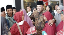 Belasan Nenek di Sampang Umroh Gratis dari Bupati, Dapat Uang Saku Lagi