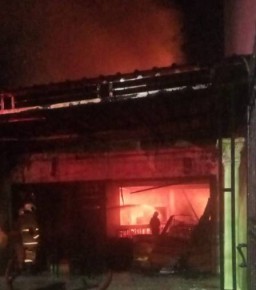 Mobil Dalam Gudang Mebel Ikut Hangus Terbakar di Surabaya