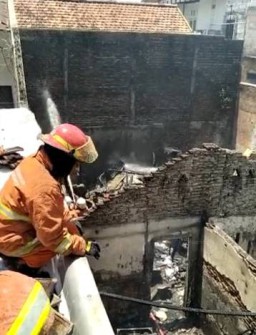PMK Terganggu Mobil Parkir dan Polisi Tidur Saat Menuju Rumah Terbakar