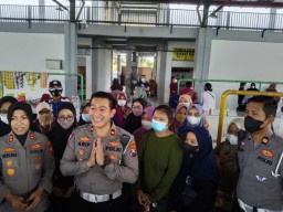 Emak Emak Antusias Urus SIM Cak Bhabin di Surabaya