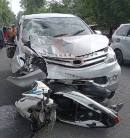 Terlibat Laka, Dua Pemotor Tewas Dilokasi Kejadian Diseruduk Mobil
