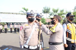 Peserta Apel Gelar Pasukan Operasi Zebra Semeru 2022 di Polres Sampang, Tundukan Kepala