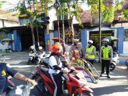 Razia, Polisi di Sampang Bagikan Nasi Bungkus