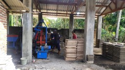 Ekonomi Warga Pancer Bangkit, Merdeka Copper Gold Bikin Program Pemberdayaan Paving Blok