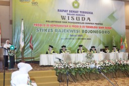 Bupati Anna, Mantan Bupati Imam Hadir Bersama di Wisuda STIKES Rajekwesi