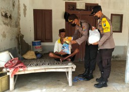 Kakek 80 Tahun ini Dapat Bantuan dari Polisi