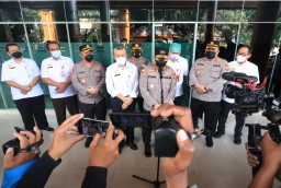 Kunjungan Perdana Kapolda Jatim Baru, Besuk Korban Tragedi Kanjuruhan