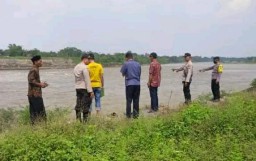 Tidak Bisa Berenang, Dua Remaja Hanyut Di Sungai Brantas