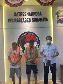 Dua Pria Transaksi di Kahuripan Nirwana Sidoarjo