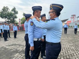 Penyematan Tanda Pangkat Empat Pegawai Lapas Narkotika Kelas IIA