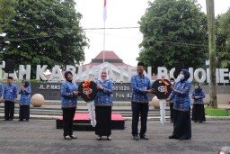 Puluhan Mobil Baru Untuk Camat Diserahkan Oleh Bupati Bojonegoro