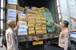 Polrestabes Surabaya Kirim Paket Sembako Ke Cianjur