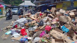 Gaji Tidak di Bayar, Pengangkut Sampah di Kota Namlea Mogok Kerja