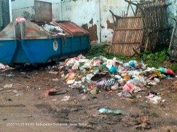 Sampah Berserakan di Pasar Tradisional Ganding, Dikeluhkan Warga