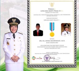 Piagam Lencana Bakti Praja Desa dari Mendes PDTT untuk Bupati Bojonegoro