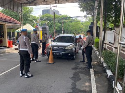 Bom Bunuh Diri di Bandung, di Surabaya Penjagaan Diperketat