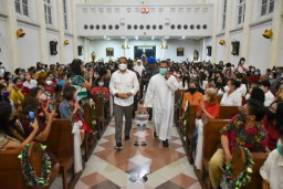 Keliling Malam Natal, Wali Kota Eri Gaungkan Surabaya Kota Toleransi