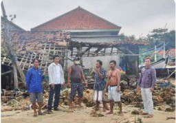 Banjir Rob, Terjang Mushola dan Rumah Warga di Sampang