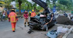 Diduga Mabuk, Honda Jazz Tabrak Trotoar Satu Tewas