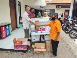 Camat Simokerto Serahkan Rombong Kopi Keliling dari Dinsos untuk Warganya