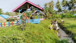 Bhabinsa dan Pemdes Waetele Giat Jumat Bersih bersama Masyarakat