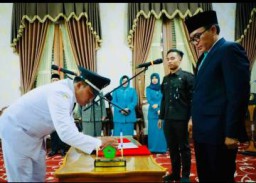 Mas Tamam Lantik Dua Kades di Peringgitan Dalam Ronggosukowati Pamekasan