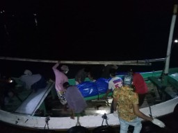 Mayat Perempuan Membusuk Dipinggir Pantai