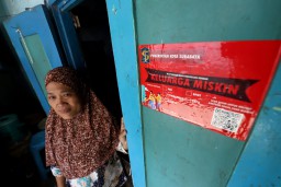 Stiker Keluarga Miskin di Surabaya, Kadinsos: Ada yang Menolak dan Banyak yang Minta Ditempel