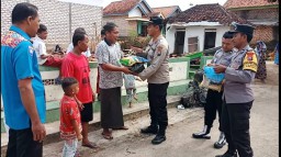 Polisi Bantu Dua Korban, Rumahnya Kebakaran