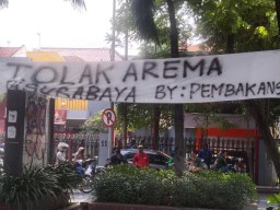 Bonek Tampak Hadir, Sidang Perdana Kasus Kanjuruhan