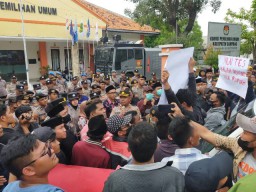 Kantor KPU Sampang Digeruduk Kades se Kecamatan