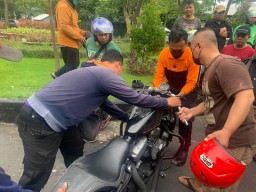Harley Ugal Ugalan Tabrak Pemotor di Surabaya