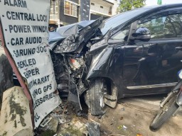 Mobil Ketua KPU Pamekasan Tabrak Pohon