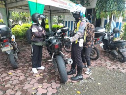 Polisi Tilang Motor atau Mobil Tanpa Plat Nopol