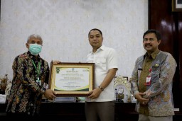 Surabaya Terima Sertifikat ODF, Wali Kota Eri Targetkan 5 Pilar STBM Tercapai pada Desember 2023