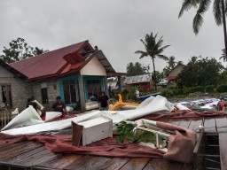 Puluhan Rumah Warga di Kabupaten Buru Porak Poranda Dihantam Angin Puting Beliung