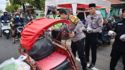 Bagi Takjil Untuk Abang Abang Becak di Sumenep