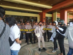 Demo Terkait, Wajib Memakai Seragam Batik Produk Daerah Sumenep