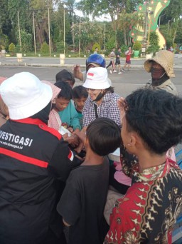 Takjil Untuk Abang Becak di Sumenep