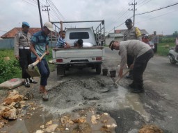 Polsek Proppo, Madura Lakukan Tambal Jalan Berlubang