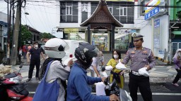 Ramadhan Penuh Berkah, Satlantas Polrestabes Surabaya Bagikan Takjil