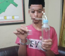 Asik Nyedot dalam Kamar Didatangi Polisi