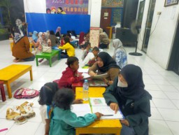 Antusiasme Anak-anak Surabaya Belajar dan Ngaji Bareng di Balai RW